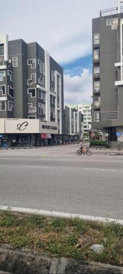 B3 Superb Poolview Manhattan Waterpark Ipoh4-8pax Netflix