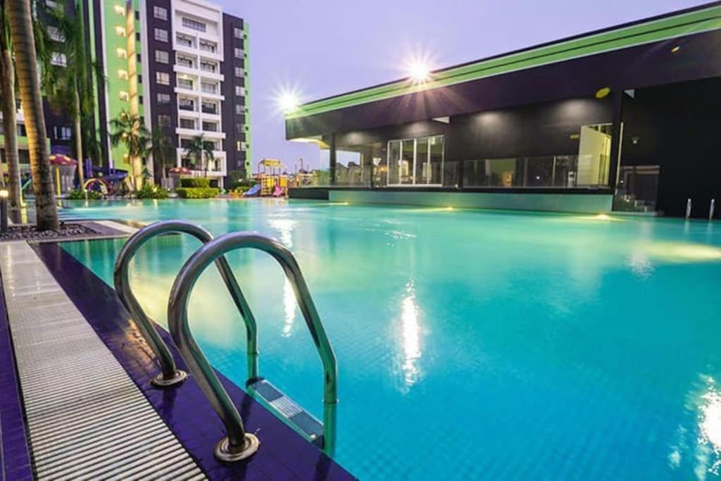 B3 Superb Poolview Manhattan Waterpark Ipoh4-8pax Netflix Pangsapuri