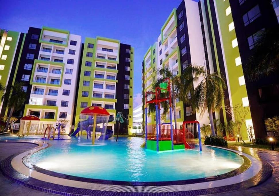 B3 Superb Poolview Manhattan Waterpark Ipoh4-8pax Netflix Ipoh