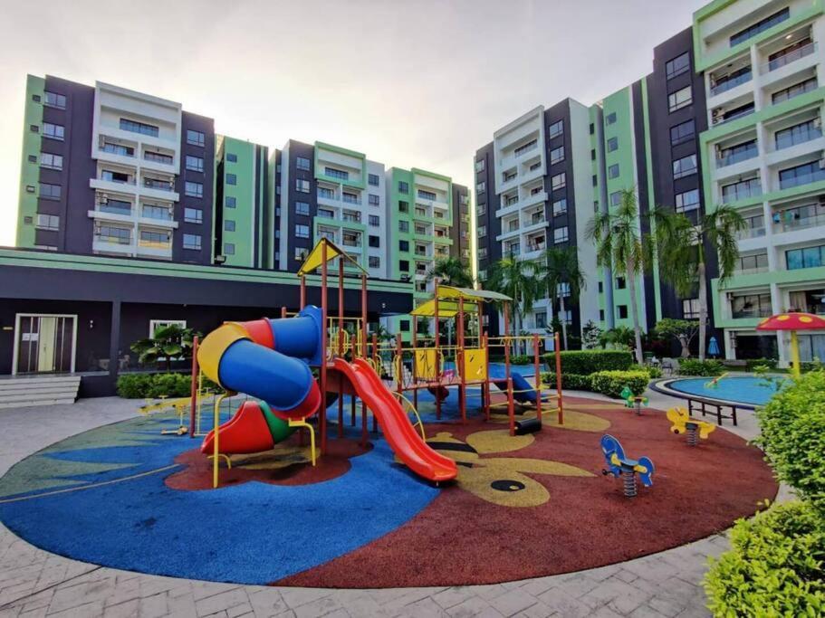 B3 Superb Poolview Manhattan Waterpark Ipoh4-8pax Netflix