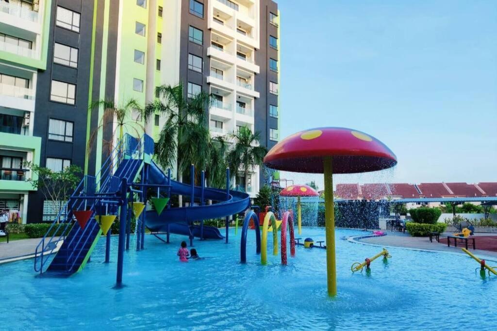 B3 Superb Poolview Manhattan Waterpark Ipoh4-8pax Netflix Pangsapuri *