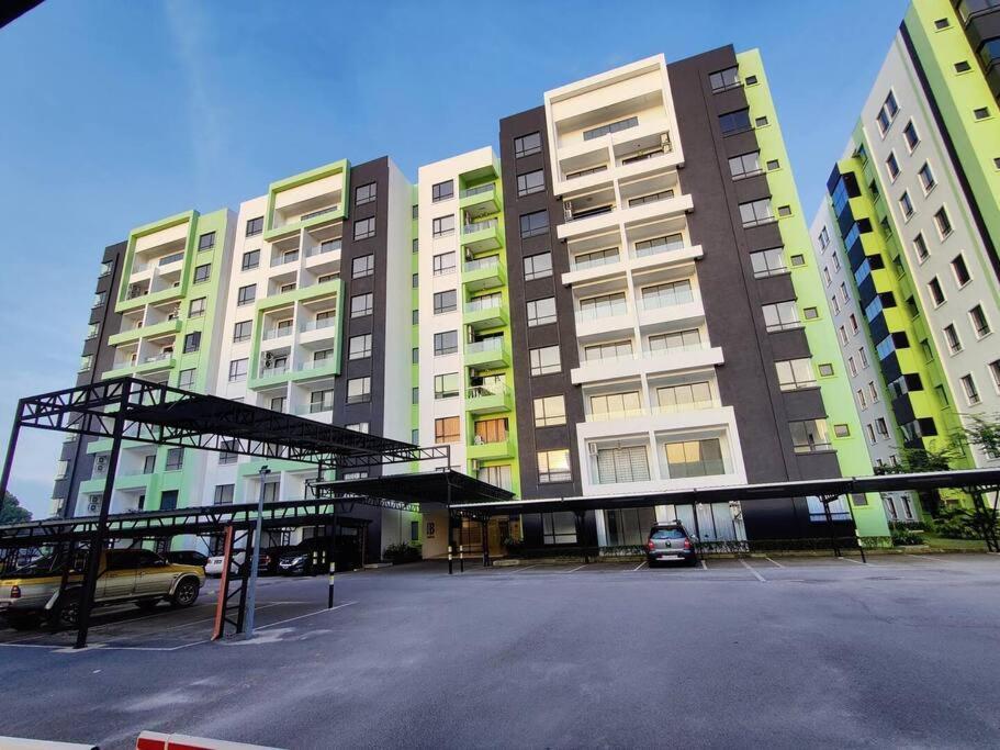 B3 Superb Poolview Manhattan Waterpark Ipoh4-8pax Netflix